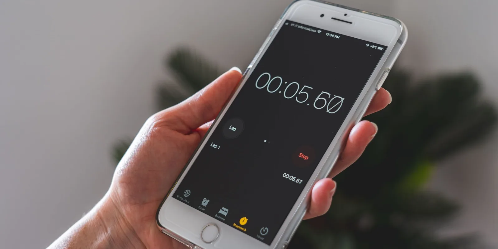 Dłoń trzymająca telefon z uruchomionym stoperem